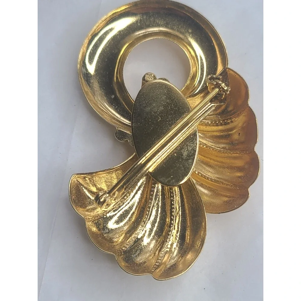 Vintage Gold-Tone Brooch Pin With Ribbon Design
